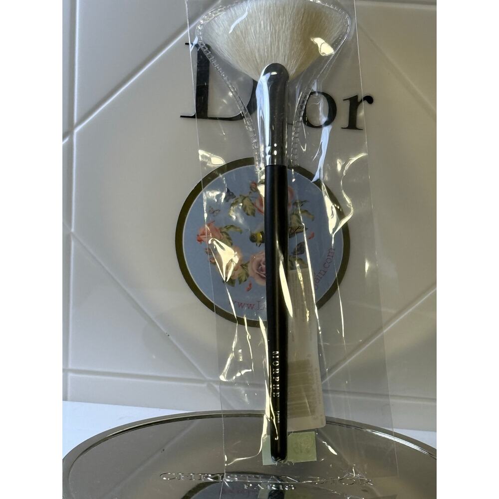 Morphe M310 - Large Soft Fan Brush - NEW